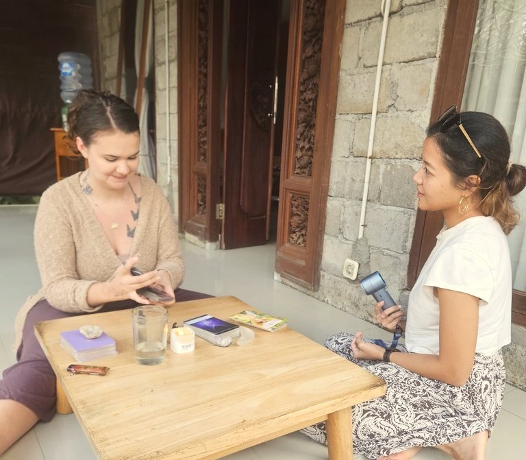 Hannah shuffling tarot cards during a reading